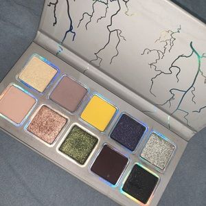 Kylie Jenners eye on the storm palette 💕